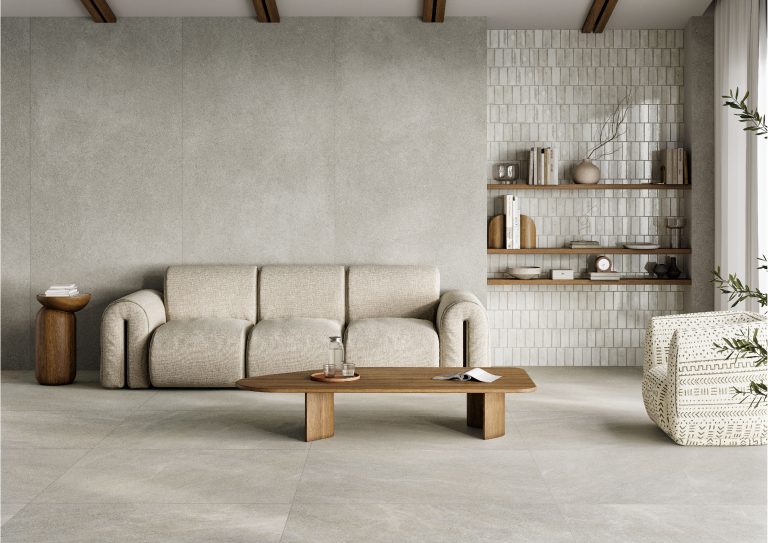 AMB_DOLCE GRIS 120X280 R_RIVIERE GRIS 120X120 R_TEGEL OFF WHITE 7,7X15_4.jpg